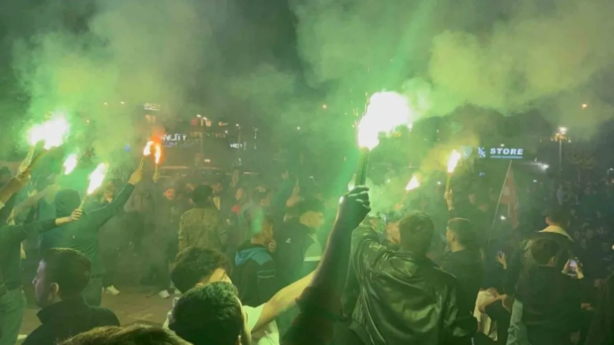 16 yıllık hasretin ardından Kocaelispor taraftarı sokaklara döküldü