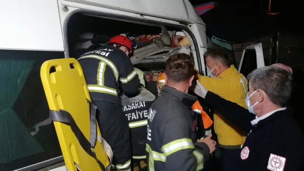 1632454323607.jpg Tarım işçilerini taşıyan minibüs TIR'a çarptı - 2