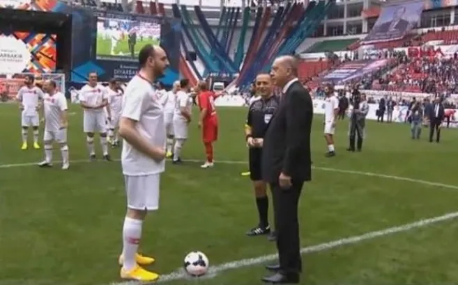 Erdoğan ünlüler karması maçını başlattı