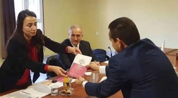 hdp-heyeti-libyaya-gidip-darbeci-hafter-ile-gorustu-turkiye-karsiti-skandal-sozler-1671721800505.jpg HDP heyeti Libya'ya gidip darbeci Hafter ile görüştü: Türkiye karşıtı skandal sözler - 2