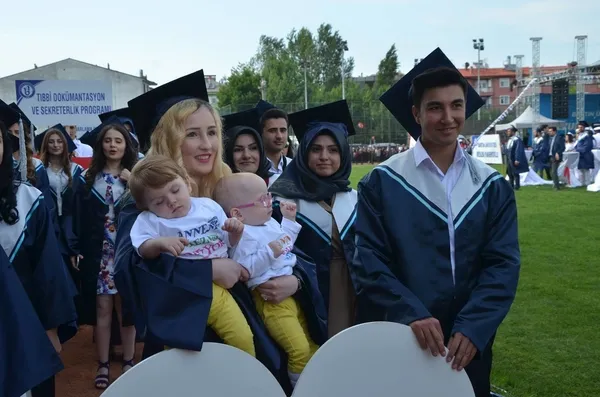 Genç anne ve babalar mezuniyet törenine bebekleriyle katıldılar - 1