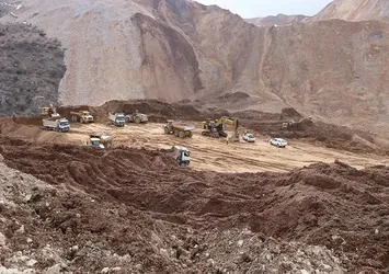 Erzincan İliç'teki maden ocağındaki toprak kaymasından yeni görüntü! Binlerce metreküp toprak çığ gibi kaydı...