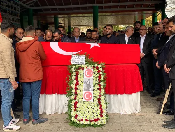 sehit-ogretmen-aysenurun-annesi-yurek-yakti-yokluklara-ragmen-okudu-her-seyi-idare-ederdi-1669112192535.jpg Şehit öğretmen Ayşenur'un annesi yürek yaktı: Yokluklara rağmen okudu, her şeyi idare ederdi - 7