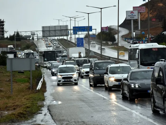 bayram-sonrasi-trafik-kilitlendi-otoyollar-ve-kavsaklar-tikandi-1743883417184.jpg FOTOĞRAF: AA