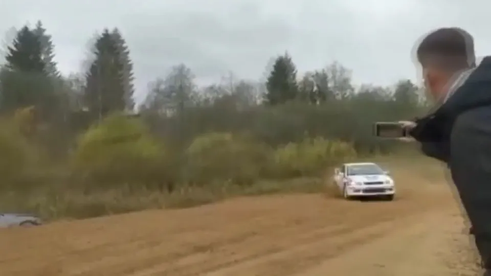 Saniyeler sonra dehşeti yaşadılar! Rallide 6 araç art arda aynı noktaya uçtu