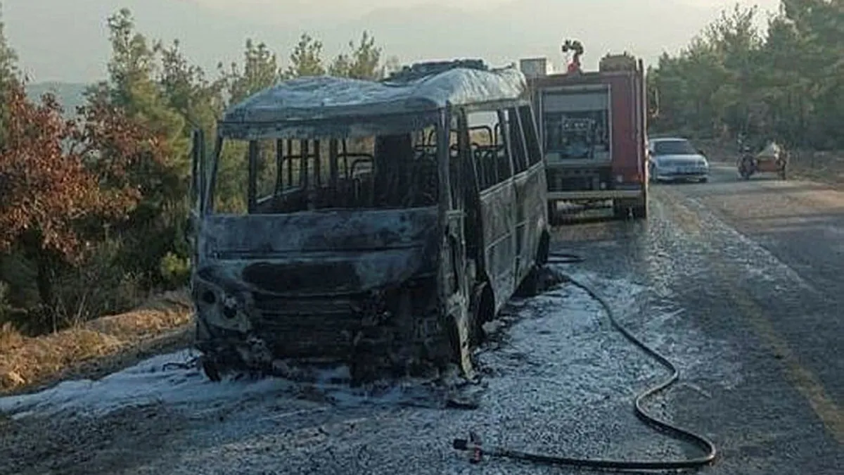 Seyir halindeki minibüs alev alev yandı