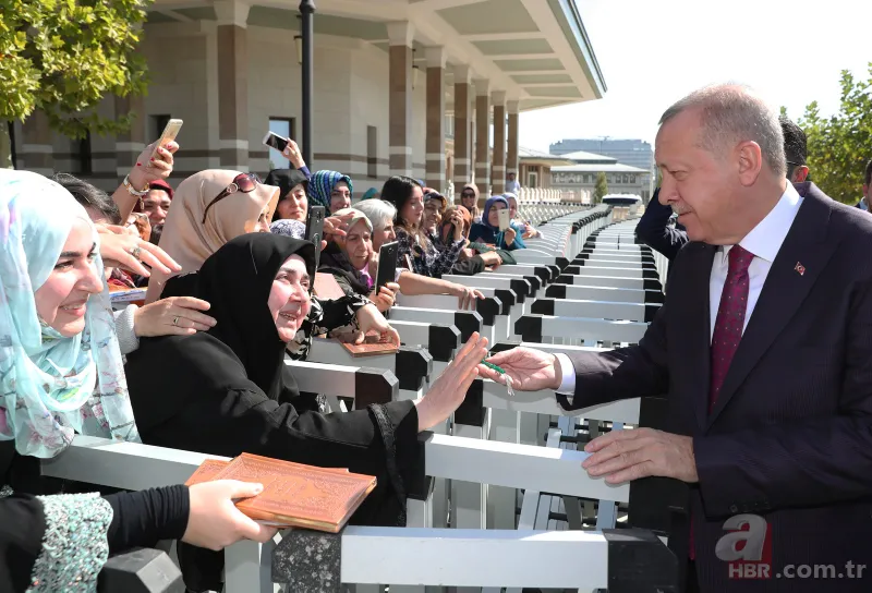 Başkan Erdoğan, cuma namazı çıkışında vatandaşlara kitap dağıttı 4