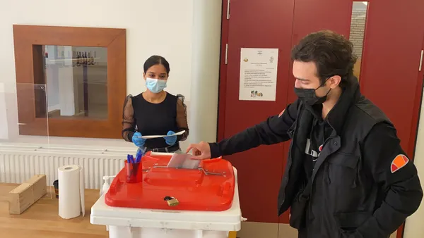 Almanya'da seçimlere damga vuran skandal! Başörtülü kadına oy kullandırmadılar - 2