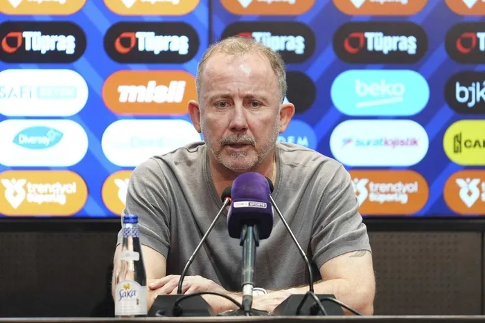 trabzonspor-derbisi-sonrasi-sergen-yalcindan-carpici-sozler-bu-aksam-bir-tiyatro-oynandi-1765745335963.jpeg Sergen Yalçın (AA)