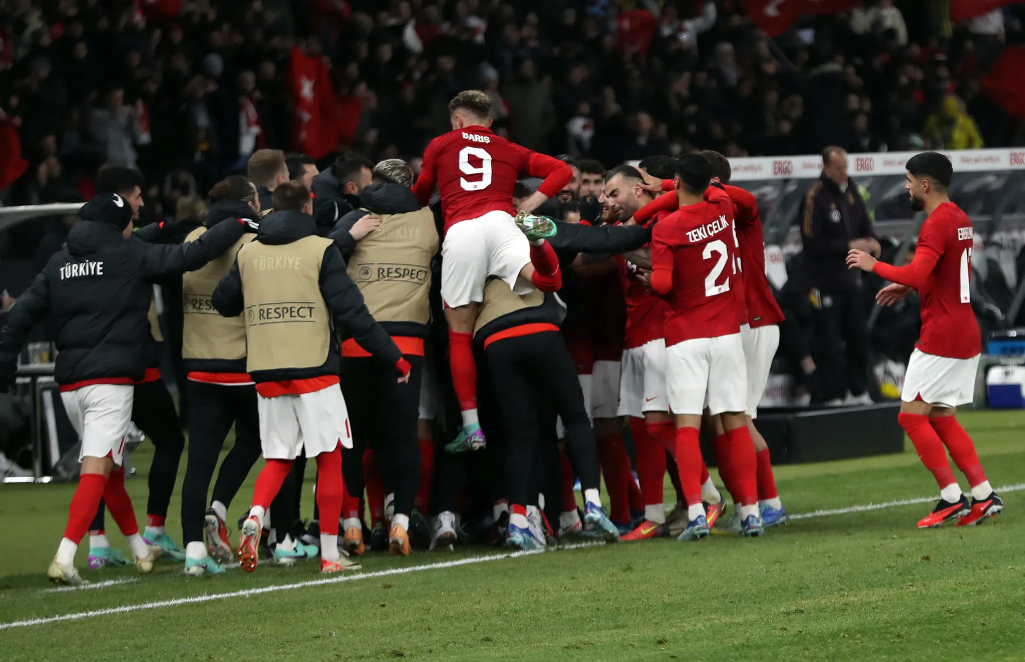 Türkiye Almanya’ya önce masada sonra sahada galip geldi: Bizim Çocuklar yıktı geçti, gurbetçiler sokaklara döküldü | A Haber görüntüledi