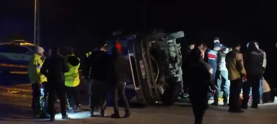 1773606979206.jpg Polatlı’da can pazarı! Otomobil ve minibüs çarpıştı: 2 ölü - 1