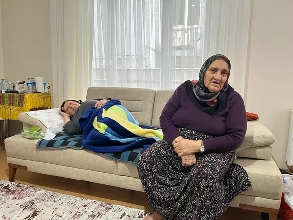 istanbulda-kanser-hastasi-annenin-yurek-yakan-hikayesi-son-arzusu-ise-herkesi-aglatti-1675341234290.jpg İstanbul’da kanser hastası annenin yürek yakan hikayesi! Son arzusu ise herkesi ağlattı - 5