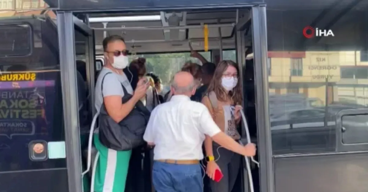 Metrobüs durağında korkutan yoğunluk
