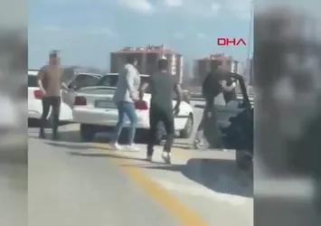Ankara'da trafikte bıçaklı kavga kamerada