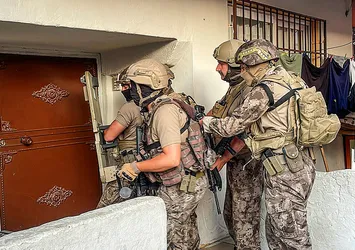 Mersin'de zehir tacirlerine şafak baskını