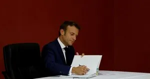 Macron’un dokunduğu omzunu temizledi