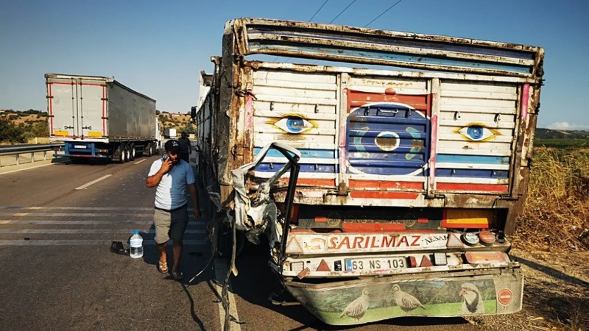 Bursa'da kamyonet kamyona çarptı: 1 kişi yaralandı