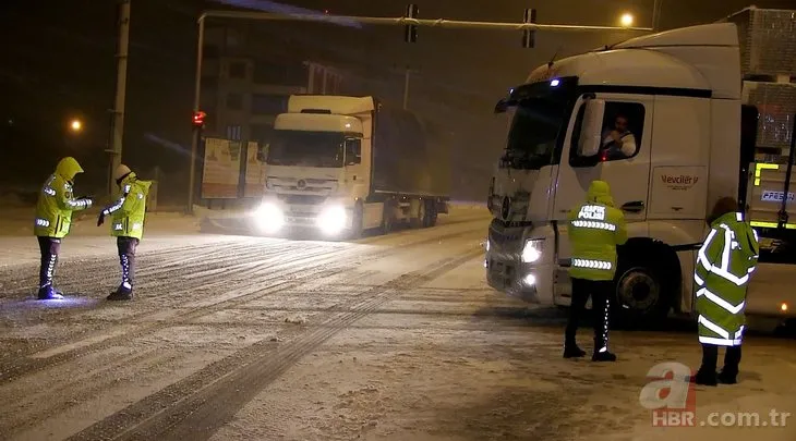 Aksaray-Konya karayolu kar ve tipi nedeniyle ulaşıma kapatıldı