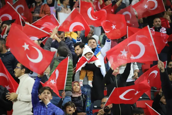 turkiye-cekya-canli-anlatim-turkiye-cekya-maci-saat-kacta-hangi-kanalda-1668882622962.jpg A Milliler Gaziantep'te güldü: Çekya'yı 2 golle uğurladık - 2