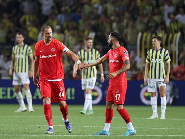 Kadıköy’de gerilim: Fenerbahçe Başkanı Ali Koç taraftarlarla tartıştı