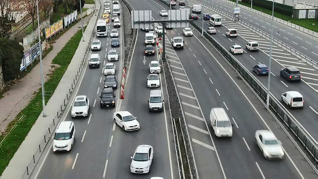 İstanbul’da trafikten kaçmak isteyen sürücüler kazaya davetiye çıkarıyorlar - 2