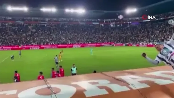 Meksika’da şaşkına çeviren olay: Taraftar tribünden yedek kulübesine atladı - 1