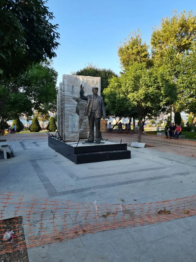 İBB; Sirkeci’de Emirler Mescidi’nin bulunduğu alana heykel dikti - 9