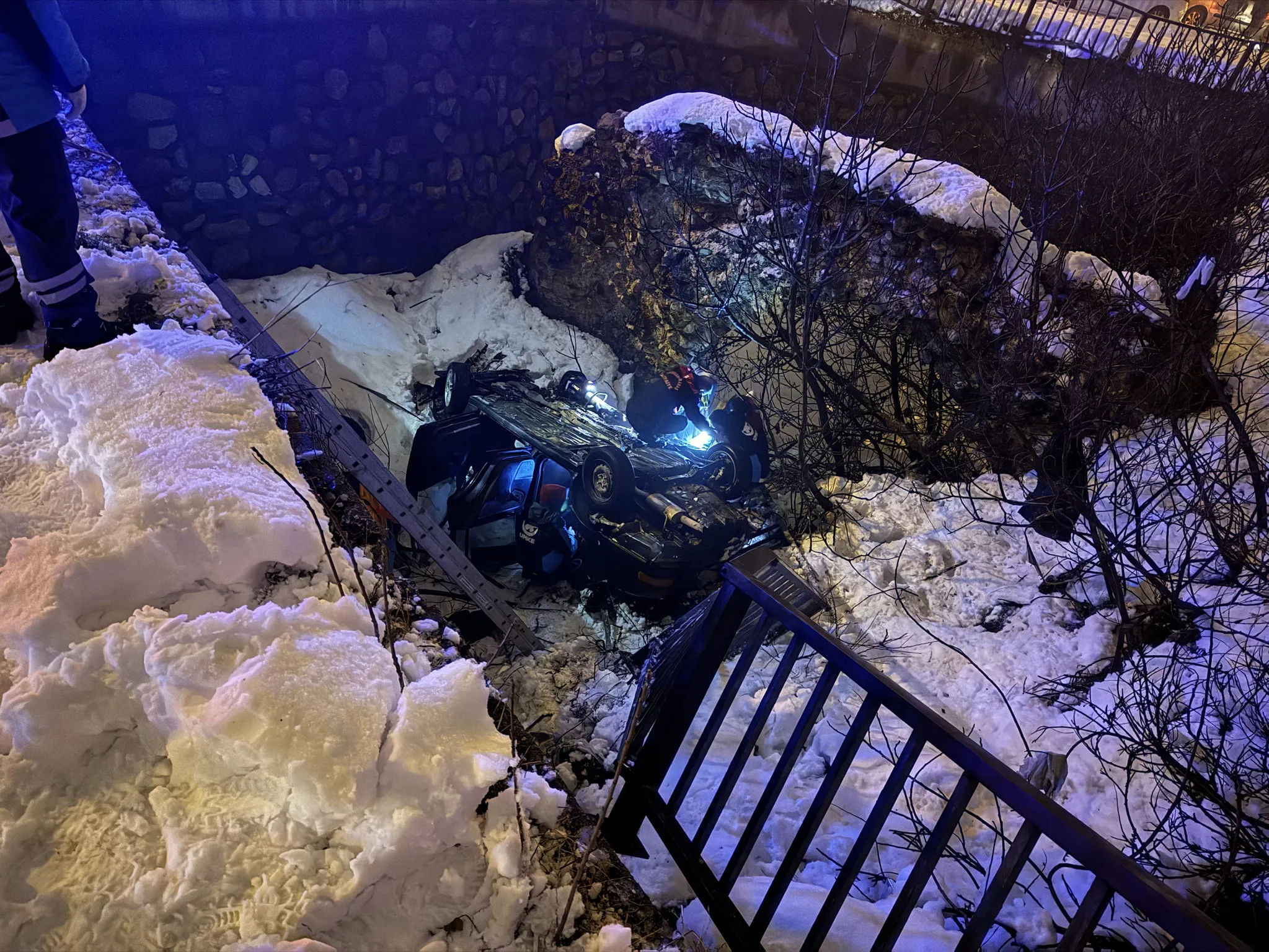 Kahramanmaraş'ta otomobil köprüden uçtu 1'i ağır 4 kişi yaralandı