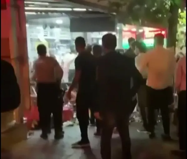 pendikte-cay-satan-bufeden-alkol-isteyince-tekmeler-konustu-yaralilar-var-1632055687996.jpg Pendik’te çay satan büfeden alkol isteyince tekmeler konuştu: Yaralılar var - 5