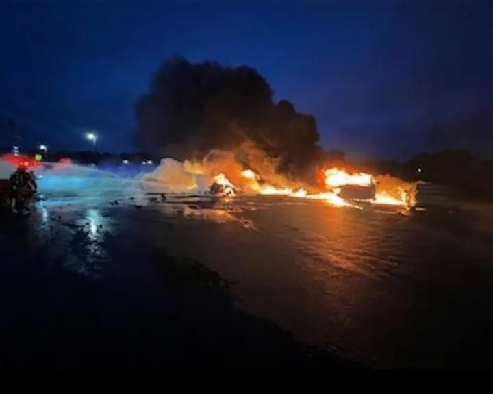 ABD’nin Ohio eyaletinde uçak otomobil galerisine düştü: 2 kişi can verdi