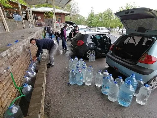 Bursa'da 4 günlük sokağa çıkma yasağı öncesi kilometrelerce 'su' kuyruğu - 4