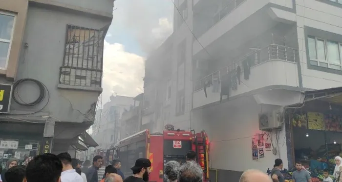 sanliurfada-korkutan-yangin-mahsur-kalan-5-kisi-kurtarildi-1716649003930.jpg Şanlıurfa'da korkutan yangın! Mahsur kalan 5 kişi kurtarıldı - 2