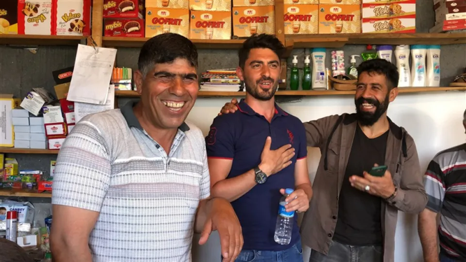 Bakkala gelen gülme krizine giriyor