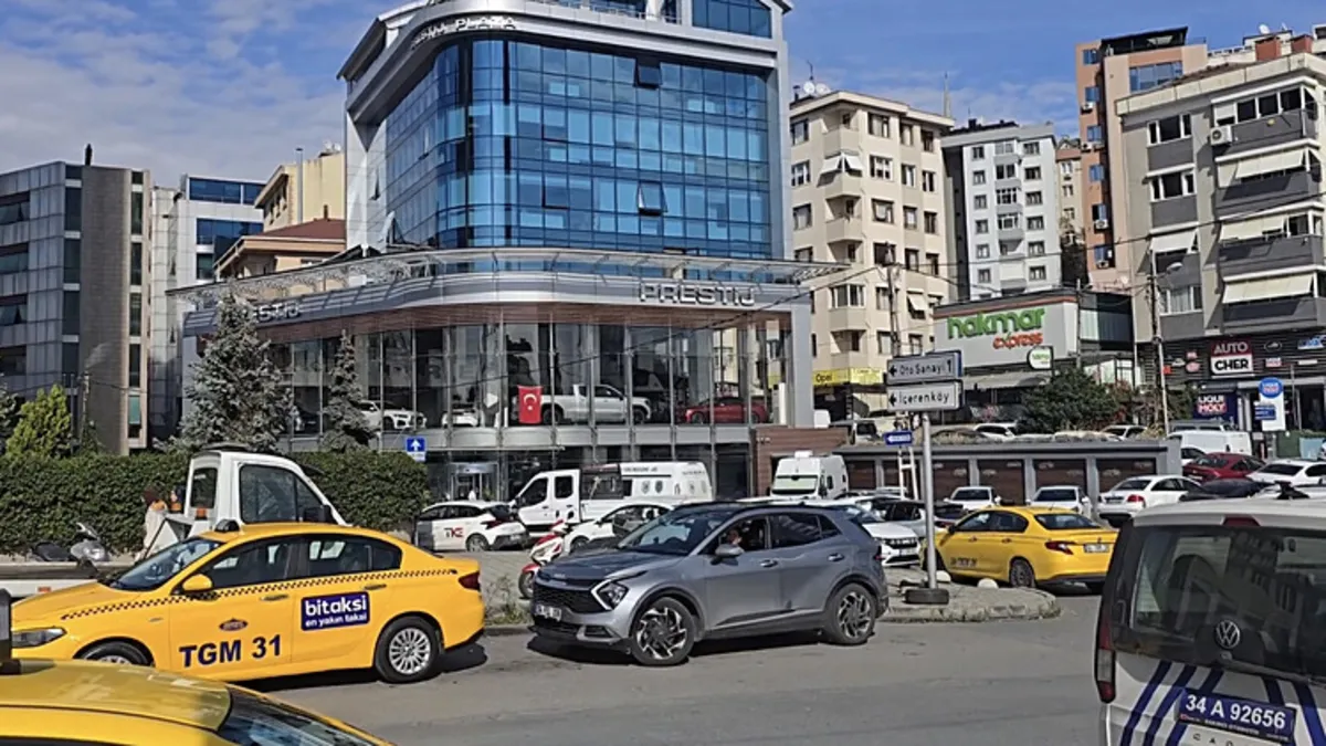 Ataşehir'de cipe çarpan otomobil restorandan çıkan müşterilerin arasına daldı