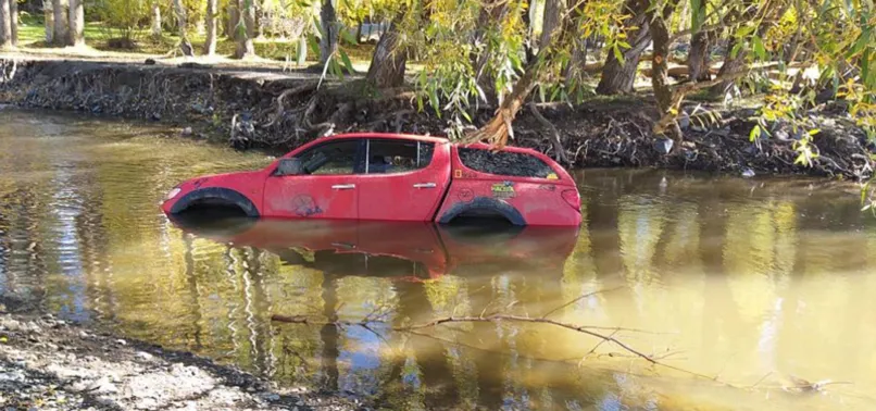 Off-Road aracı dereye uçtu! Mahsur kalanlar camdan çıkarıldı