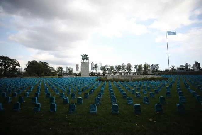 UNICEF savaşlarda ölen çocukları temsil eden çantalardan temsili mezarlık yaptı