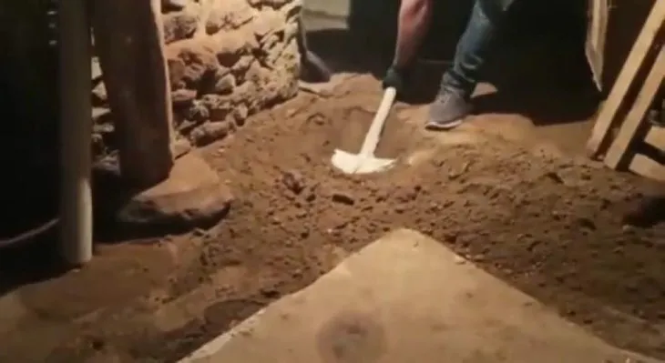 İzmir’de dev tarihi eser operasyonu! Evlerinin bodrum katında toprağa gömülü halde bulundu