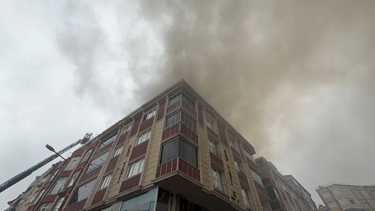 1791909630892.jpg Arnavutköy’de korku dolu anlar! Çatıda çıkan yangın yan binaya sıçradı - 3