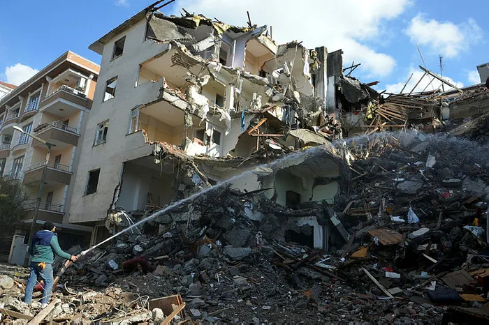 Avcılar'da balkonları çöken bina 44 gün sonra yıktırıldı - 1