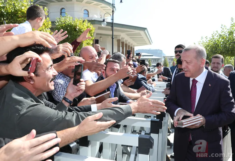 Başkan Erdoğan, cuma namazı çıkışında vatandaşlara kitap dağıttı 14