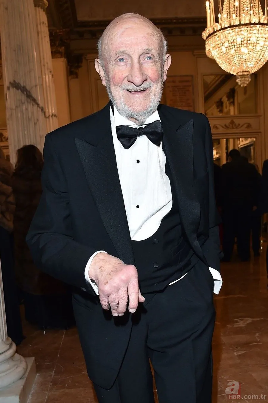 Corona virüsten hayatını kaybeden ünlüler! 12