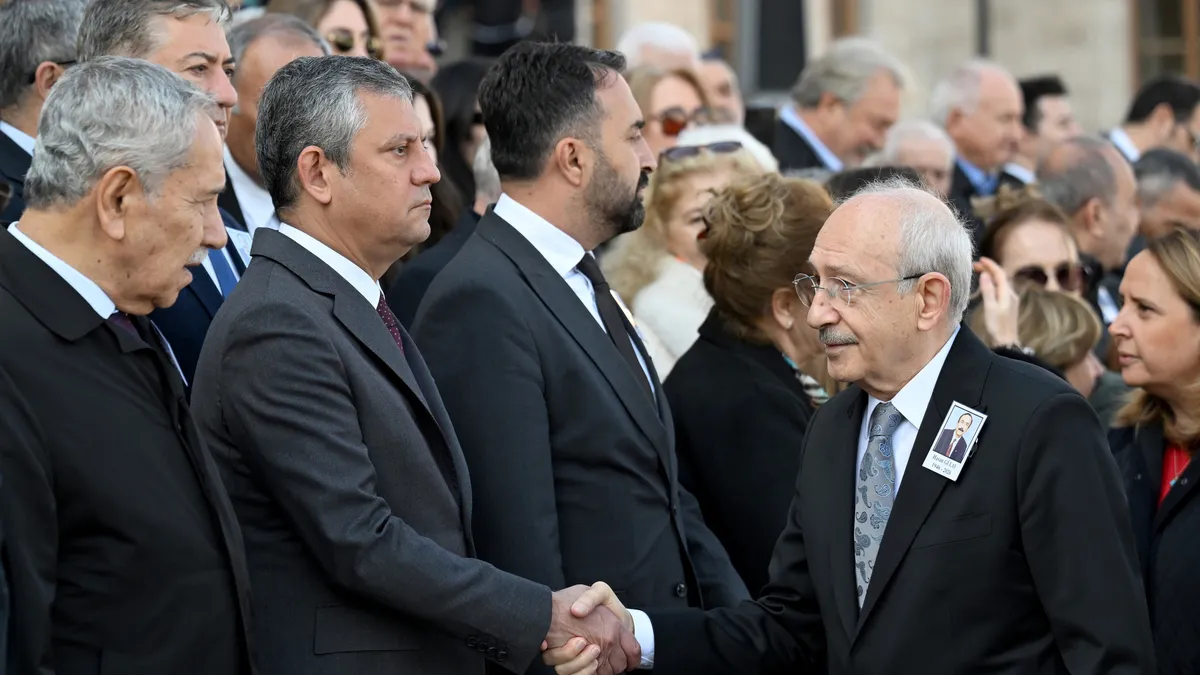 TBMM'deki cenaze töreninde buz gibi tokalaşma! Özgür Özel ile Kılıçdaroğlu arasında soğuk rüzgarlar