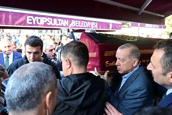 baskan-erdogandan-anne-ve-babasinin-kabrine-ziyaret-hacer-muhterem-cosanin-cenaze-torenine-katildi-1699968712489.jpg Başkan Erdoğan'dan anne ve babasının kabrine ziyaret! Hacer Muhterem Coşan'ın cenaze törenine katıldı - 6