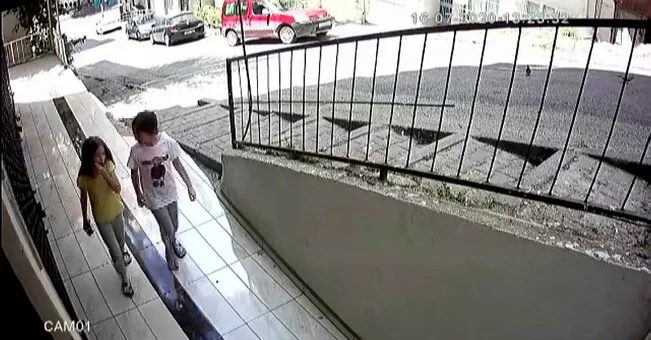 İstanbul’da çocukların ölümden döndüğü kaza kamerada! Son anda kurtuldular - 1
