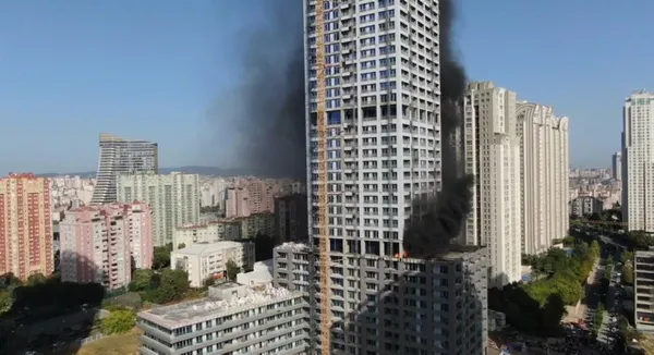 1697808659210.jpg İstanbul'da korkutan yangın: 45 katlı rezidans alevlere teslim - 2