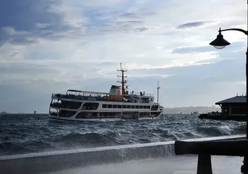 Son dakika: İstanbul'da şiddetli yağış vapur seferlerini etkiledi