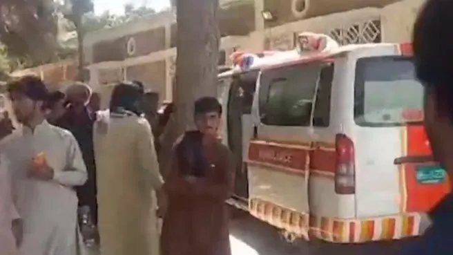 pakistan'da terör saldırısı! bir cami yakınlarındaki bombalı saldırıda en  az 52 kişi öldü - ahaber video i̇zle