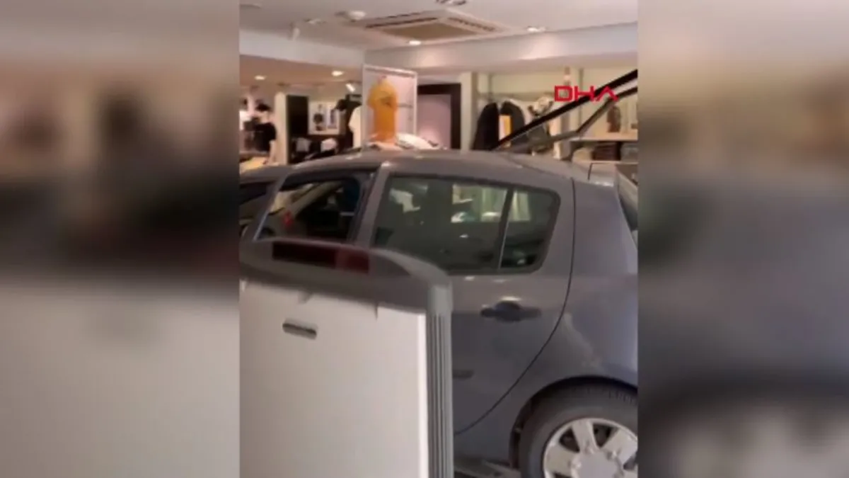 Adana'da otomobil, giyim mağazasına daldı