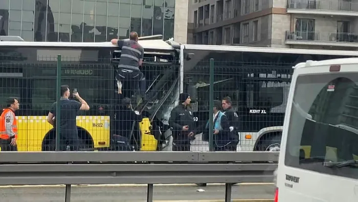 Son dakika: İstanbul’da 2 metrobüs kafa kafaya çarpıştı! İşte kazanın nedeni