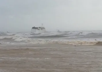 Mersin'de kargo gemisi karaya oturdu